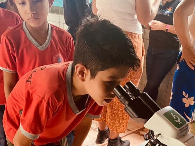 Estudante do Ifes realiza atividade de microscopia em comunidade indígena no Amapá